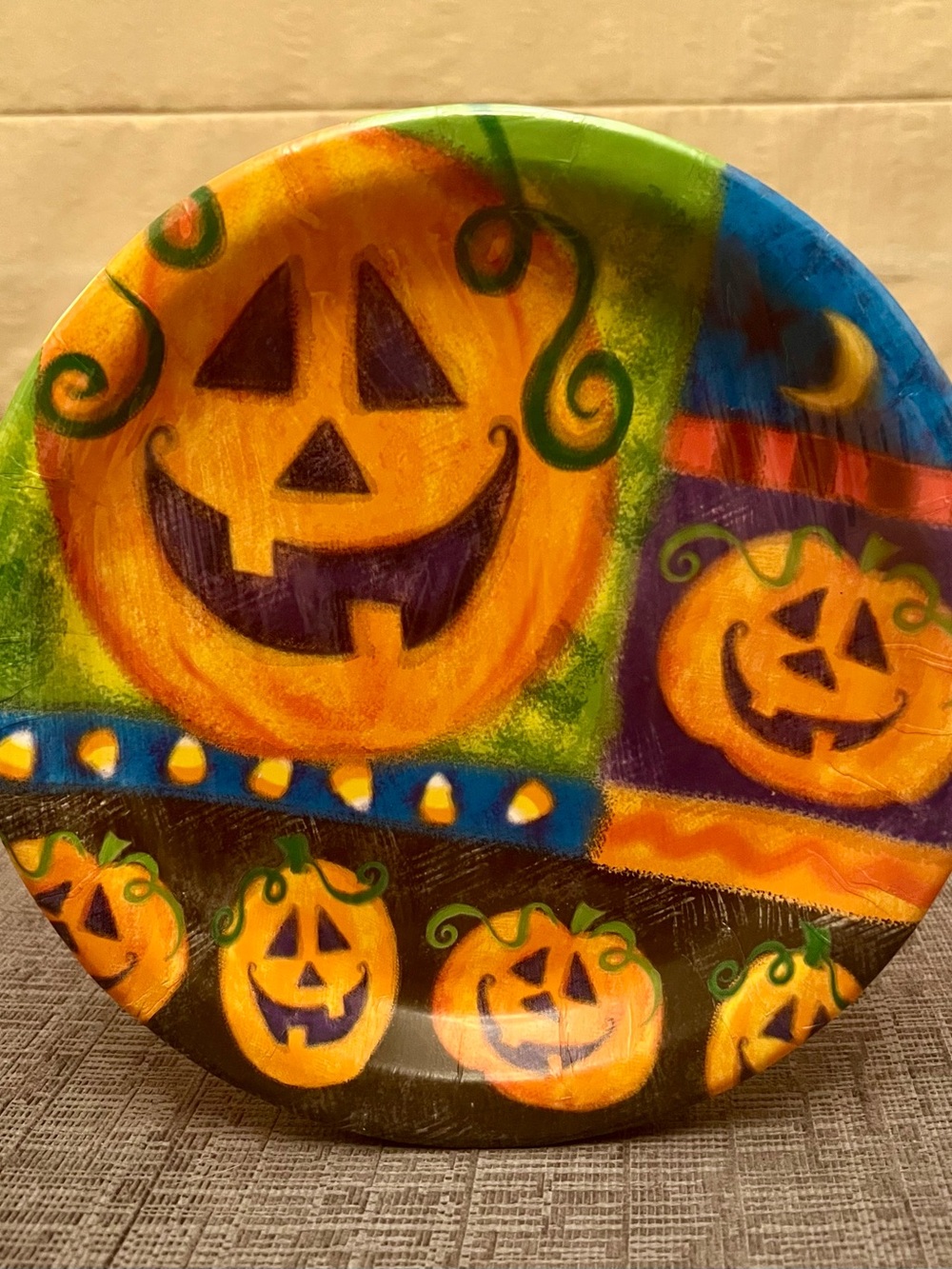 Halloween Jack-O'-Lantern Disposable Party Plates - Orange Pumpkin Design